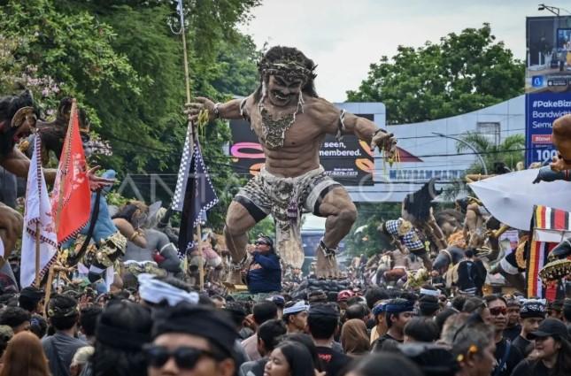 Pawai Ogoh-ogoh di Mataram Tampilkan Harmoni Nyepi dan Ramadhan di Tengah Kemeriahan Budaya