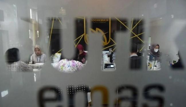 Harga Emas Antam Turun Tajam Rp53.000 per Gram, Buyback Ikut Melemah