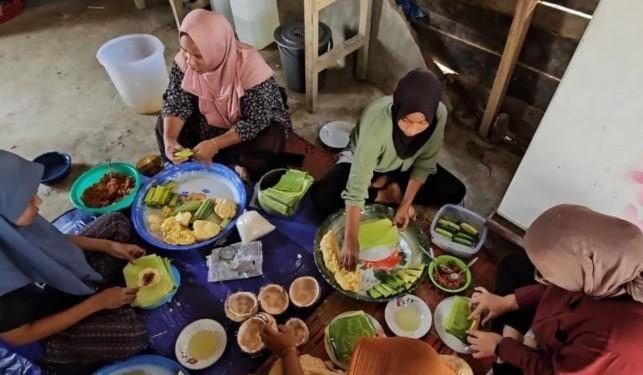 Penyintas Banjir Aceh Timur Perkuat Kebersamaan dengan Tradisi Membuat Kue Lebaran
