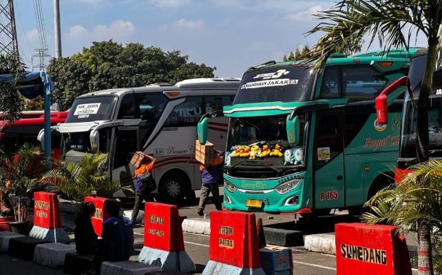 Terminal Kampung Rambutan Sepi di H-1 Lebaran, Pemudik Didominasi Jarak Dekat