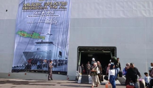 TNI AL Antar 1.447 Pemudik ke Surabaya Gunakan Kapal Perang KRI Banda Aceh