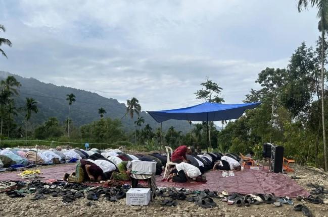 Khatib Ajak Warga Korban Bencana di Agam Usir Kesedihan saat Lebaran