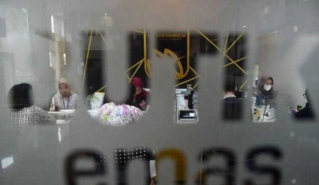 Harga Emas Antam Turun Rp50.000 per Gram pada Jumat Pagi