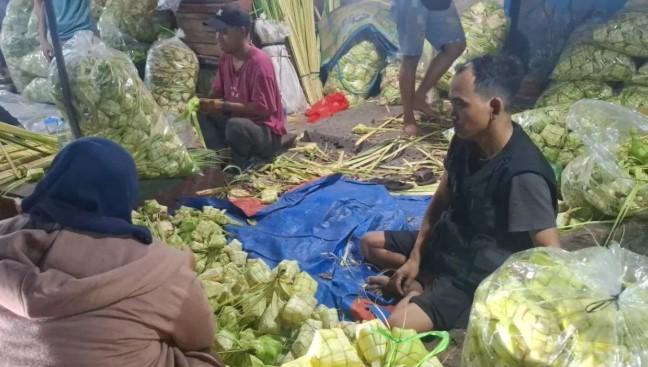 Pedagang Kulit Ketupat di Palmerah Banjir Pesanan Jelang Lebaran 2026 hingga Kewalahan Penuhi Permintaan
