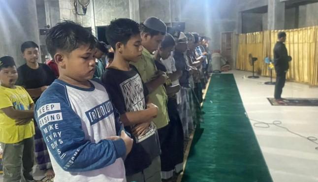 Warga Hutanabolon Tetap Antusias Jalani Tarawih di Akhir Ramadhan Meski Pascabencana