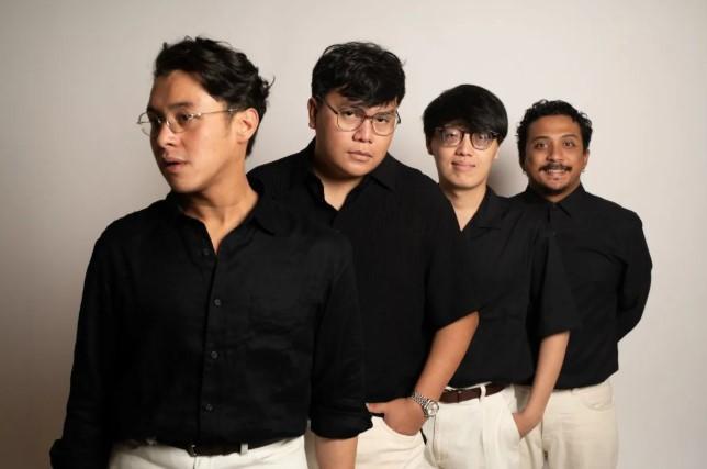 Wijaya 80 dan Sal Priadi Rilis Single “Bulan Bintang, Garis Menyilang” Bertema Cinta di Tengah Perbedaan