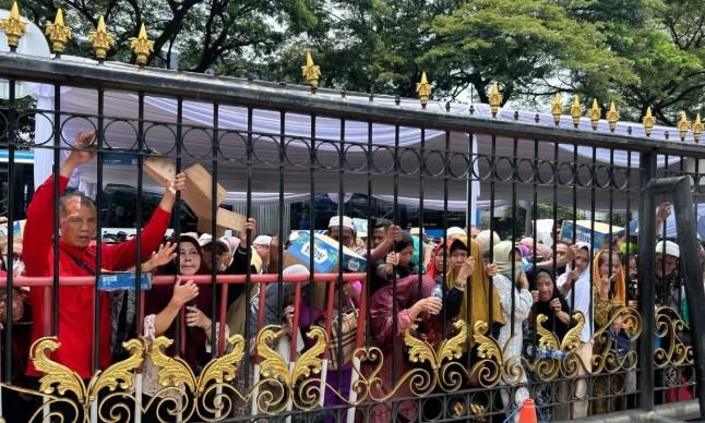 Ribuan Warga Antre Ikuti Open House Lebaran di Istana Kepresidenan Jakarta