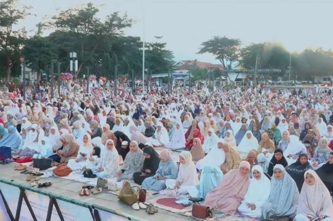 Ribuan Warga Palu Padati Lapangan Vatulemo untuk Salat Idul Fitri 1447 Hijriah