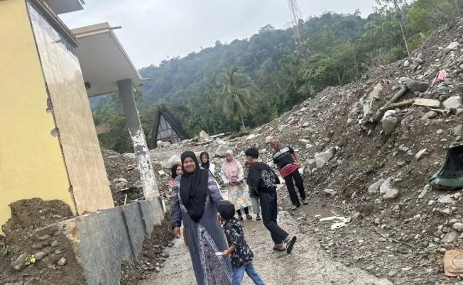 Warga Agam Tetap Bersilaturahmi Lebaran Meski Harus Menembus Sisa Material Banjir Bandang