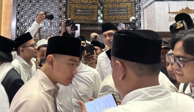 Usai Salat Id di Istiqlal, Wapres Gibran Berbincang dan Layani Warga untuk Swafoto