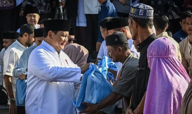 Presiden Prabowo Bersalaman dan Bagikan Sembako kepada Warga Usai Salat Id di Aceh Tamiang