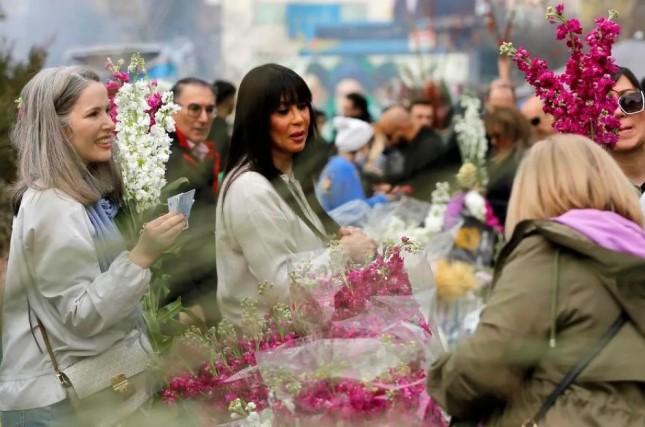 Warga Iran Tetap Rayakan Nowruz dengan Membeli Bunga di Tengah Serangan Udara
