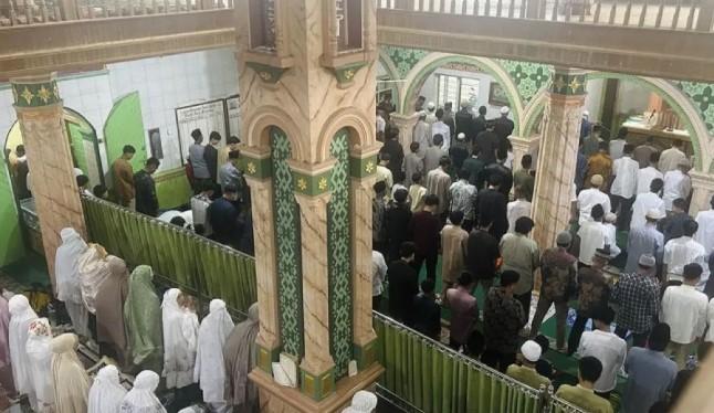Warga Agam Tetap Gelar Salat Id di Masjid Meski Lingkungan Masih Terdampak Banjir