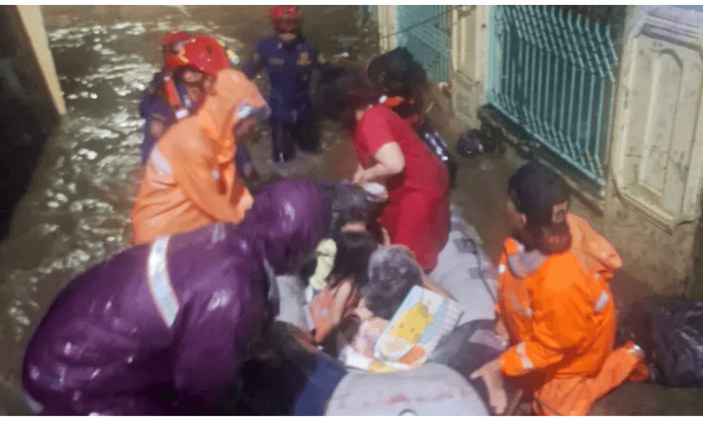 Enam Warga Dievakuasi Saat Banjir Lebih dari 1 Meter Rendam Cibubur