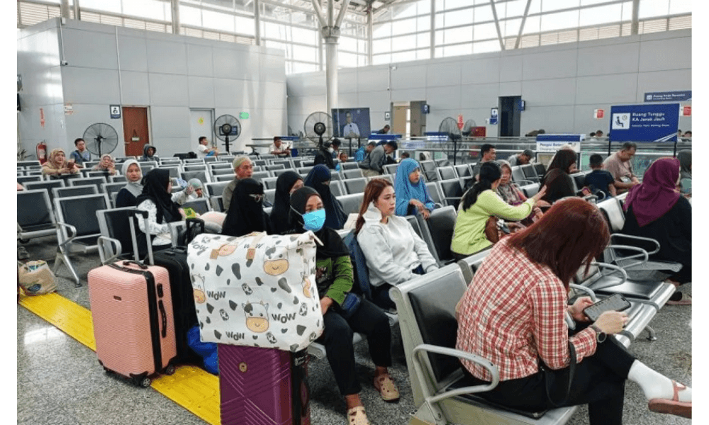 Stasiun Jatinegara Masih Dipadati Pemudik pada H+2 Lebaran 2026