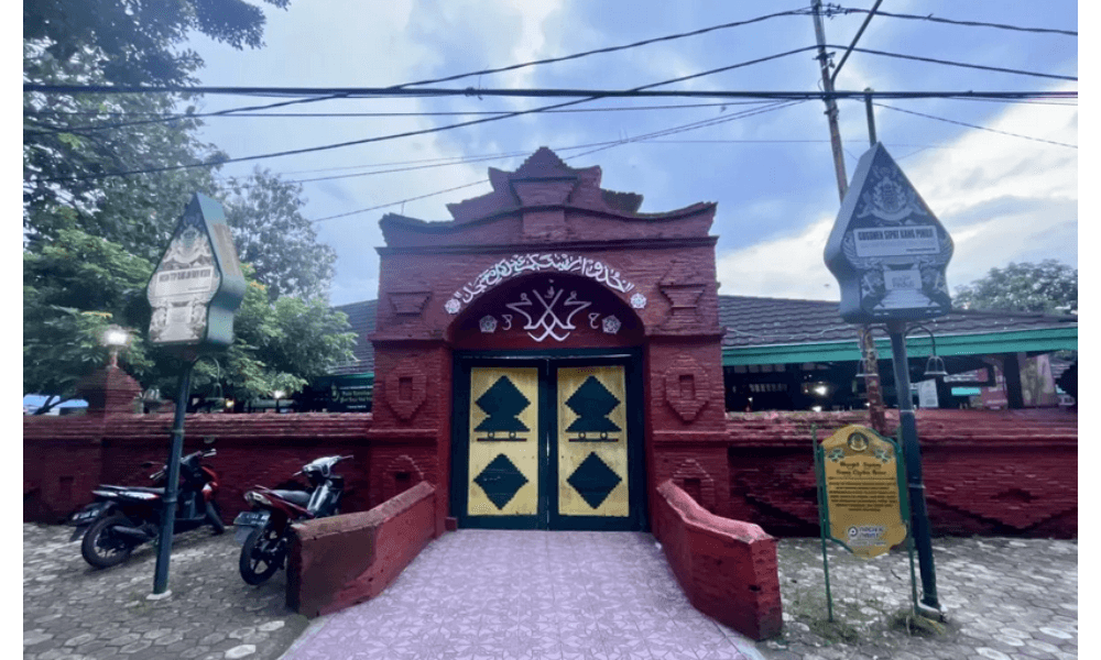 Masjid Sang Cipta Rasa Cirebon Dipadati Musafir di Akhir Ramadhan