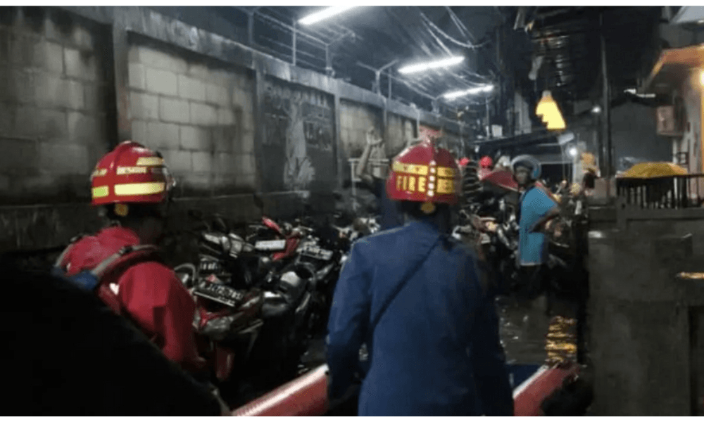 Dua Warga Sakit Dievakuasi Saat Banjir 110 Cm Rendam Pekayon Pasar Rebo