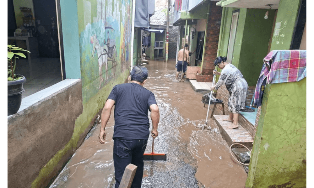 Banjir Surut di Kebon Pala, Warga Mulai Bersihkan Lumpur Sisa Genangan