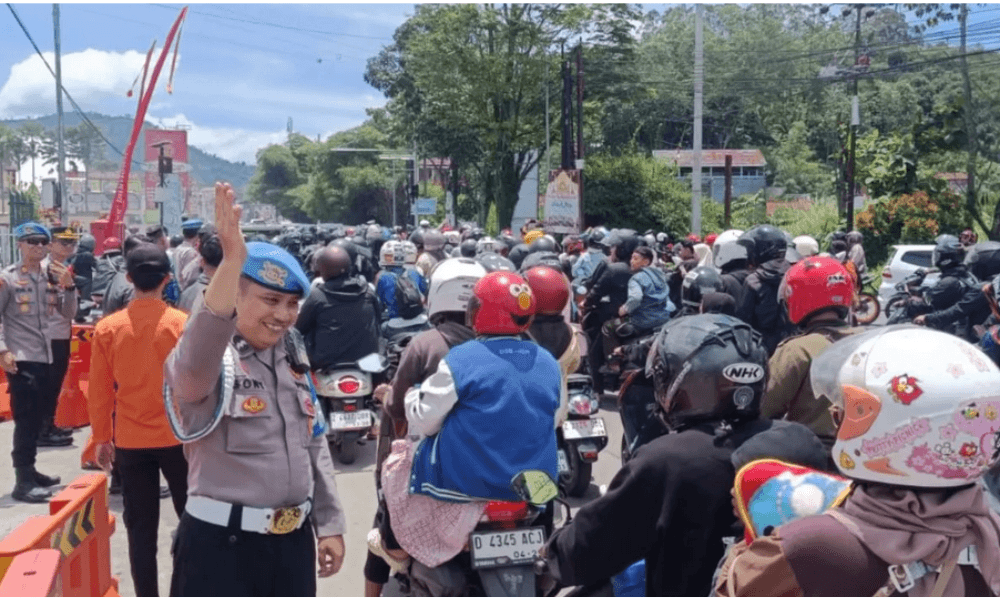 Jalur Bandung-Garut Padat di Hari Kedua Lebaran, Polisi Terapkan One Way di Titik Wisata