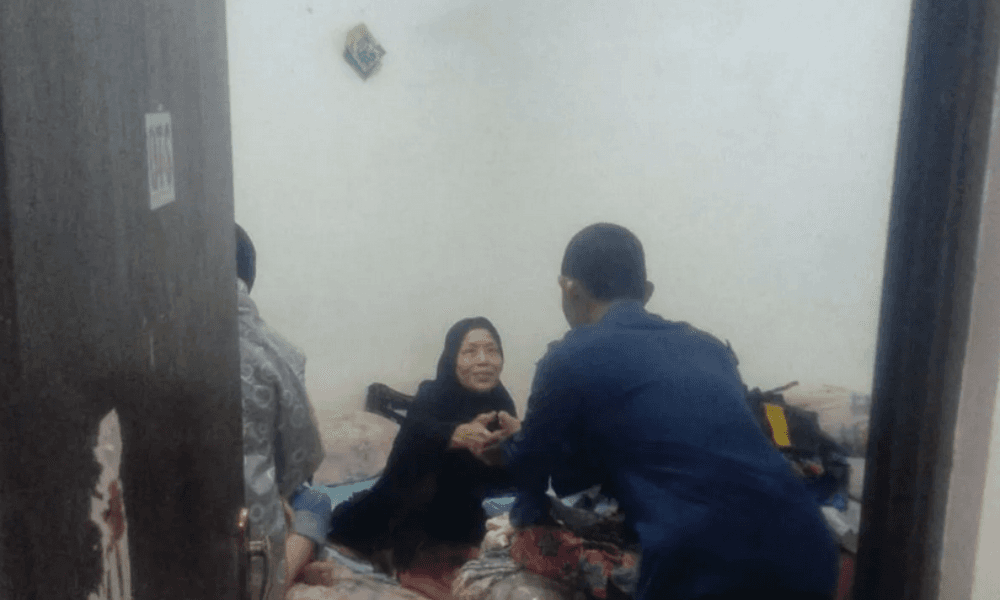 Tiga Lansia Dievakuasi Saat Banjir 1,5 Meter Rendam Kalisari Pasar Rebo