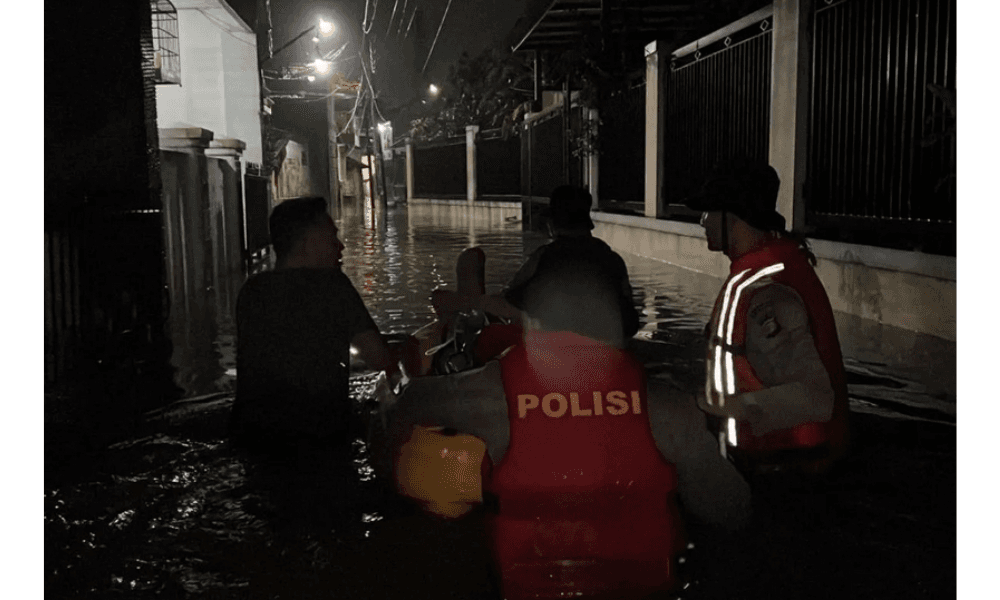 Polisi Evakuasi Warga Terdampak Banjir di Ciracas Akibat Luapan Kali Cipinang