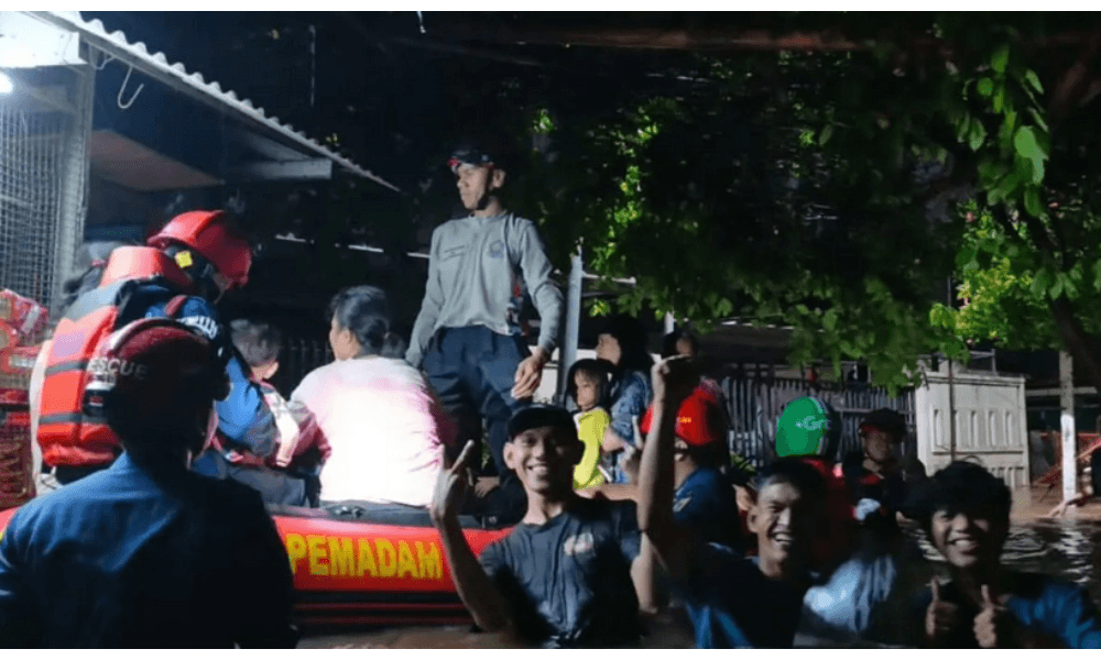 47 Warga Termasuk Balita dan Ibu Hamil Dievakuasi Saat Banjir 1,7 Meter di Cibubur