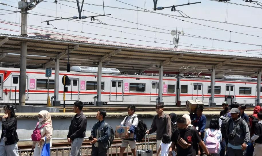 Lonjakan Penumpang KRL Jabodetabek H+2 Lebaran Capai 236 Ribu Orang, Stasiun Integrasi Jadi Titik Terpadat