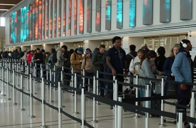 Gedung Putih Kerahkan Agen ICE untuk Amankan Bandara di Tengah Shutdown DHS Berkepanjangan