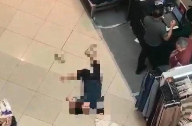 Polisi Serahkan Jenazah Pengunjung Mall yang Lompat dari Lantai Empat ke Keluarga di Medan