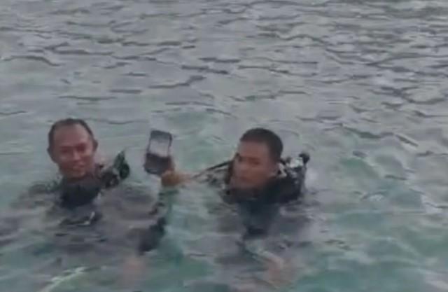 Aksi Cepat Polisi Selamatkan Ponsel Wisatawan yang Jatuh ke Laut di Pulau Pari