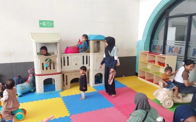 Penumpang Manfaatkan Fasilitas Modern di Stasiun Pasar Senen Saat Menunggu Keberangkatan