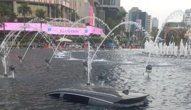 Polisi Ungkap Penyebab Mobil Terjun ke Kolam Bundaran HI, Sopir Diduga Kurang Hati-hati