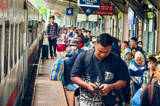 Arus Balik Lebaran Memuncak, Lebih dari 52 Ribu Penumpang Tiba di Jakarta via Kereta Api