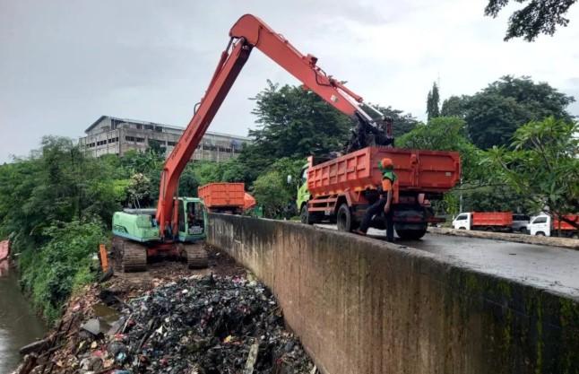 DLH DKI Tegaskan Video Viral Bukan Pembuangan Sampah ke Kali di TPU Tanah Kusir