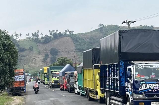 Antrean Truk Logistik Mengular Lima Kilometer di Pelabuhan PT SMA Lampung Selatan