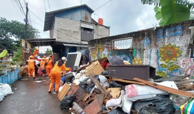 Pemkot Jakarta Timur Angkut 25 Ton Sampah Sisa Banjir di Kramat Jati