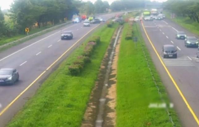 Petugas Terapkan One Way di Tol Cipali Arah Jakarta untuk Urai Kepadatan Arus Balik Lebaran
