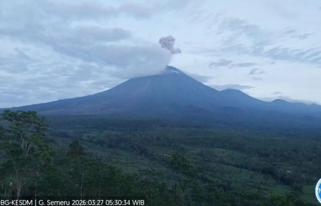 Gunung Semeru Dua Kali Erupsi Pagi Ini, Letusan Capai 1.000 Meter di Atas Puncak