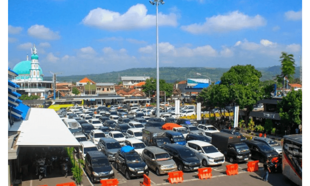 Arus Balik H+7 Lebaran Membludak di Ketapang, Antrean Kendaraan Mengular hingga 1,2 Km
