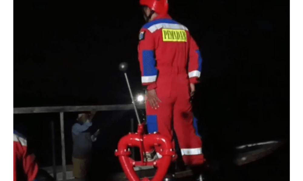 Damkar Evakuasi Sembilan Penumpang Kapal Rusak di Perairan Pulau Bira