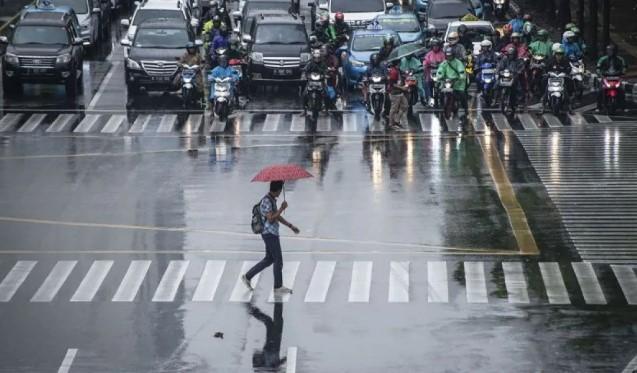 BMKG Prediksi Mayoritas Kota Besar Diguyur Hujan pada Senin dengan Potensi Petir dan Angin Kencang