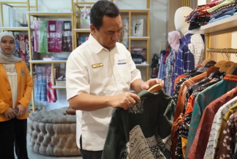 Dorong Pengembangan Produk Lokal, Bea Cukai Mengunjungi UMKM Sulawesi Batik Istinana