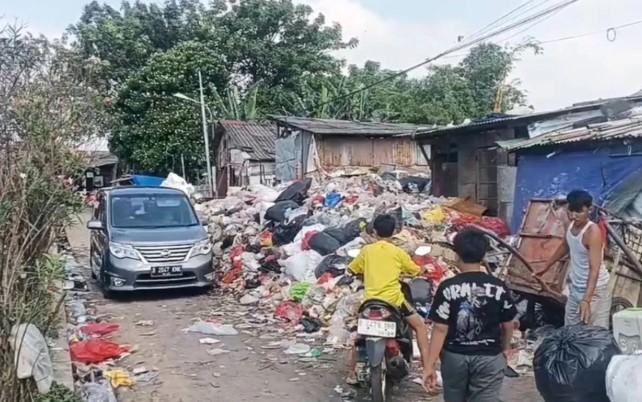 Krisis Pengangkutan, Sampah di TPS Rawadas Menggunung hingga 4 Meter dan Ganggu Warga