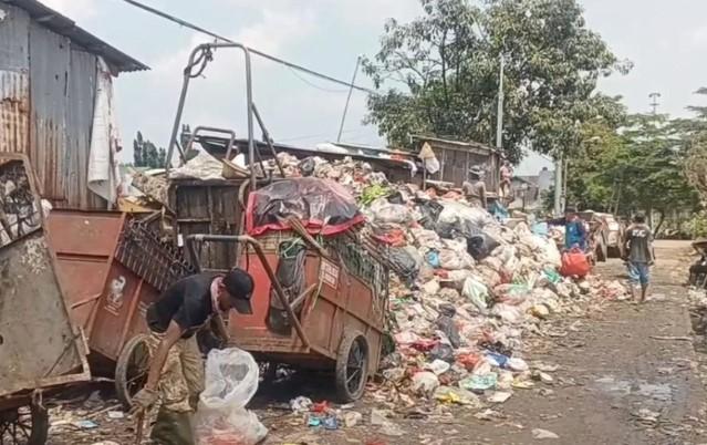 Warga Rawadas Desak Penambahan Truk Sampah Usai TPS Dipenuhi Tumpukan hingga 4 Meter