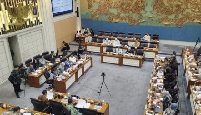 Komisi VII DPR Bahas Dampak Mudik dan Geopolitik terhadap Sektor Pariwisata Bersama Menpar