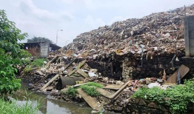 Tembok TPS Pasar Induk Kramat Jati Roboh Akibat Tumpukan Sampah
