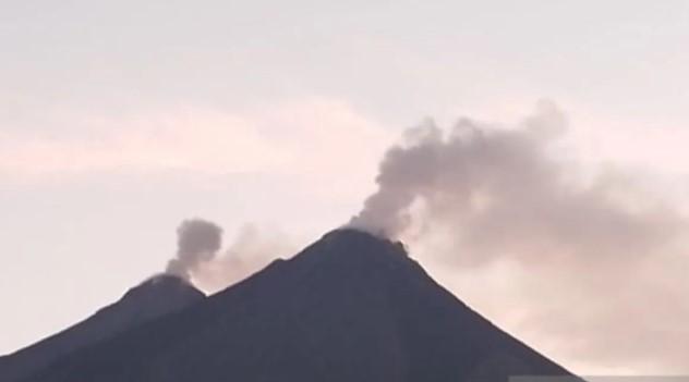 Gunung Karangetang Luncurkan Lava Pijar dan Terdengar Gemuruh pada Rabu Pagi