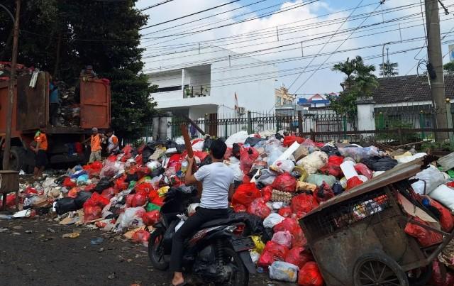 TPS Liar Pasar Minggu Menumpuk, 10 Ton Sampah Diangkut Bertahap Setiap Hari