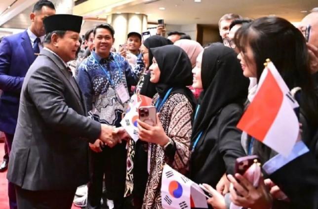 Presiden Prabowo Disambut Antusias Diaspora Indonesia Saat Tiba di Seoul dalam Kunjungan Kenegaraan