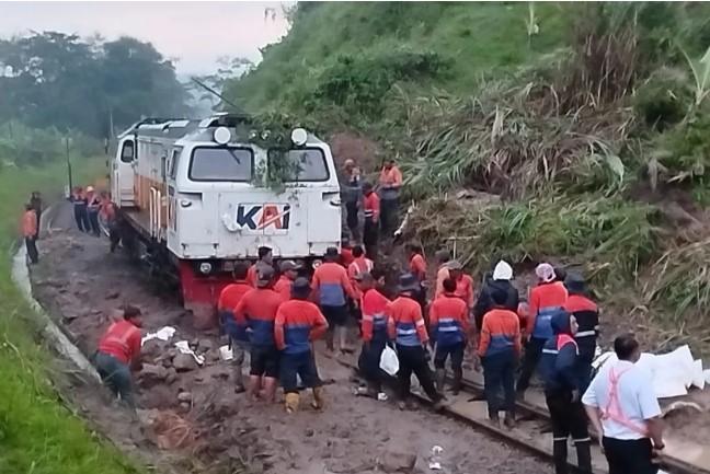 KAI Beri Refund 100 Persen bagi Penumpang Terdampak Longsor Jalur Sasaksaat Bandung Barat